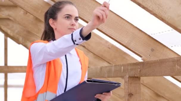 Junger Spezialist Nach Abschluss Der Arbeiten Mit Der Qualität Der — Stockvideo