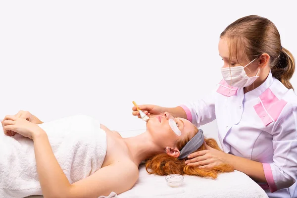 Ritratto Bella Ragazza Con Asciugamano Sulla Testa Applicare Maschera Facciale — Foto Stock