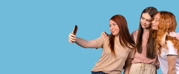 Trois Jolies Femmes Souriantes Prenant Selfie Fond Bleu Studio Espace — Photo