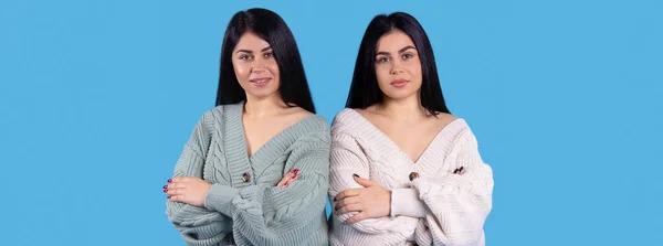 Banner Langformat Zwillinge Derselben Kleidung Posieren Für Die Kamera Studio — Stockfoto