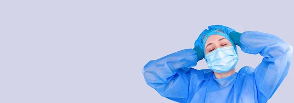 Banner, långt format. Alarmad kvinnlig läkare över stigande coronavirus fall bär skyddsutrustning inte grå bakgrund med utrymme för text eller reklam. — Stockfoto