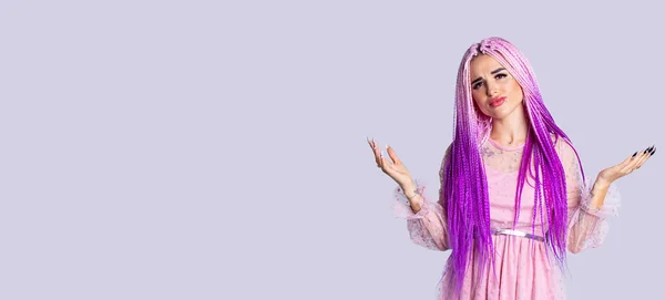 Banner, Langformat auf grauem Hintergrund für Ihre Anzeige. Nahaufnahme Porträt einer jungen modernen Frau mit rosa Haaren, die achselzuckend Hände und Schultern zuckt, Studioaufnahme. Körpersprache, Gesten Unzufriedenheit, Verwirrung — Stockfoto