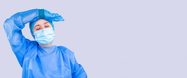 Banner, långt format. Kvinnlig läkare är trött på ett stort antal patienter på sjukhus. Kvinnan i medicinsk utrustning håller huvudet.. — Stockfoto