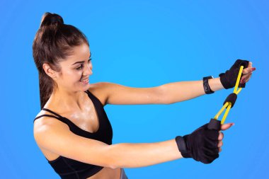 Spor eldivenli gülümseyen genç kız spor refahı ve aktif yaşam tarzı kavramından memnun. Yüksek kalite fotoğraf