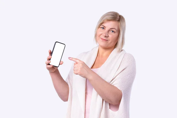 Блондинка Белом Кардигане Хочет Сфотографировать После Косметических Процедур Используя Смартфон — стоковое фото