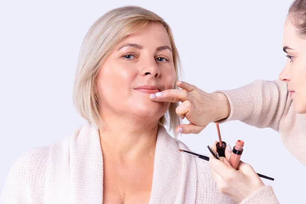 Foto Uma Bela Mulher Recebendo Maquiagem Profissional Com Brilho Labial — Fotografia de Stock