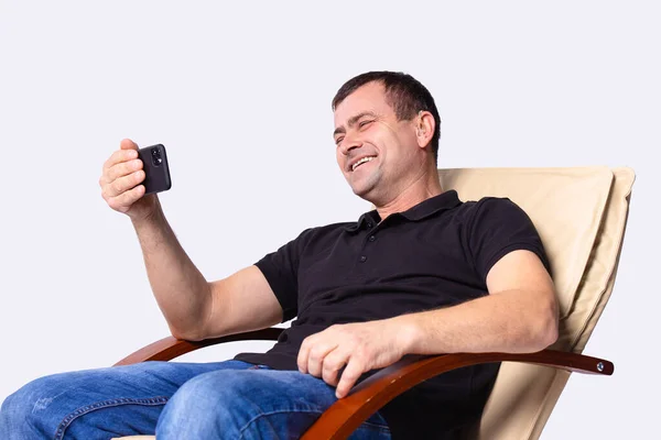 Homem Adulto Com Aparelho Auditivo Sentado Uma Cadeira Segurando Telefone — Fotografia de Stock