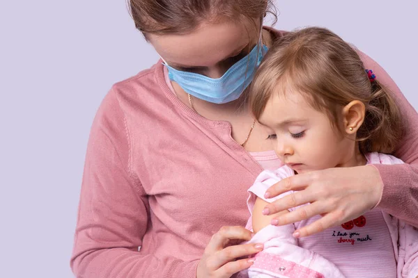 Niña Está Lista Para Vacunarse Está Sentada Con Madre Vestida — Foto de Stock