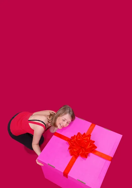 Glad woman with toothy smile veut ouvrir une grande boîte cadeau qu'elle a reçu de son petit ami en l'honneur des fiançailles. — Photo
