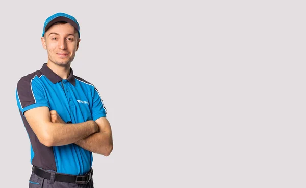 Hincesti, Moldova - 19.04.21: Man is wearing Hermes Europe GmbH working uniform — 图库照片
