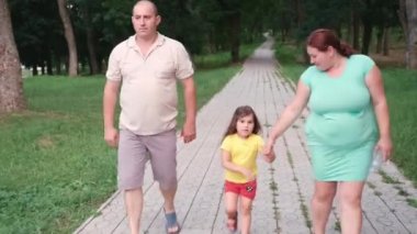 Güzel, güzel bir aile, hamile bir anne, baba ve parkta el ele tutuşup kızı büyüten küçük tatlı bir kızdan oluşur..