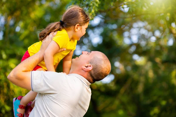 Ο πατέρας έπαιζε με την κόρη του στο πάρκο, την σήκωνε από πάνω, έσκυψε τους αγκώνες του και την κοιτούσε με αγάπη, ήρθε η μέρα του μπαμπά.. — Φωτογραφία Αρχείου