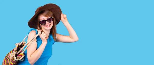 Portrait de jeune femme blonde élégante en vêtements décontractés en lunettes de soleil et chapeau sur la tête en vacances d'été. — Photo
