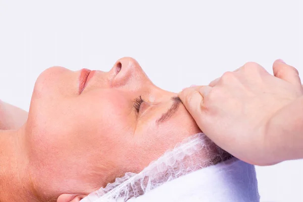 Close up foto de uma mulher rosto estar no salão de spa sofre um procedimento de rejuvenescimento facial e massagem. — Fotografia de Stock