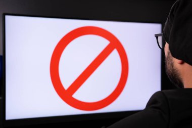 Seçici odaklanma. Bilgisayarda oturan Müslüman hacker yasaklandı. İnternet ve ağ güvenliği kavramı