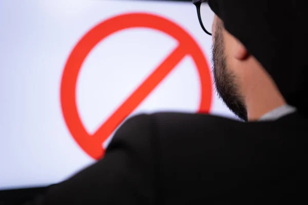 Zavřít portrét muslimského hacker, který je zakázán on-line sezení na počítači. — Stock fotografie