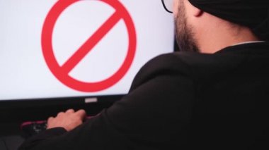 Klavyede yazan Müslüman hacker sosyal medyada yasaklanıyor ve masaya kızgın yumruk atılıyor.