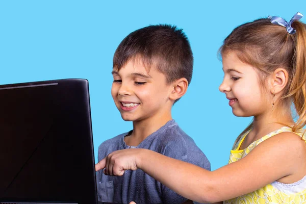 Φωτογραφία προφίλ αδελφής και αδελφού κοιτάζοντας το laptop και χαμογελώντας μαζί, το κορίτσι που δείχνει στην οθόνη του laptop με το δείκτη. — Φωτογραφία Αρχείου