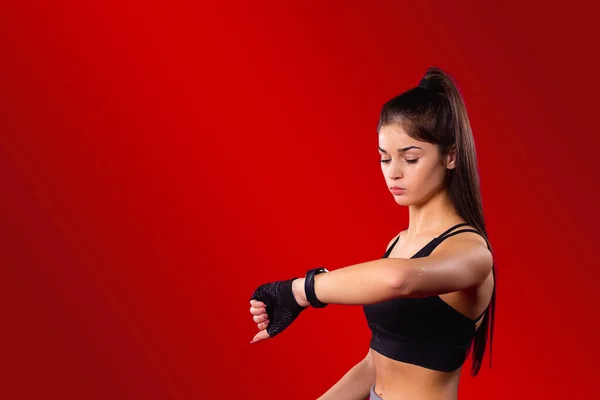 Increíble joven bonita mujer en ropa deportiva viendo en su reloj en la mano, el entrenamiento ha llegado a su fin. —  Fotos de Stock