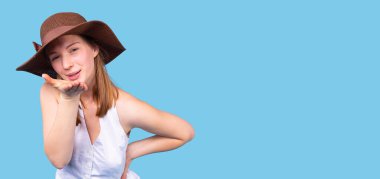 Kendinden memnun, beyaz bluzlu, şapka takan, fiyonk takan güzel bir kadın öpüşüyor..