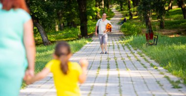 Anne ve küçük kızı, kızının babasının onlara yaklaşmasını bekliyor. Küçük tatlı kızına hediye olarak büyük yumuşak köpek oyuncağıyla geliyor..