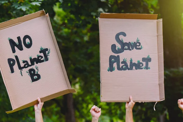 Группа активистов с баннерами, протестующими против загрязнения окружающей среды и глобального потепления, проводит молчаливый протест, чтобы спасти планету Земля, держащую знамена "Нет планеты Б и спасти планету". — стоковое фото