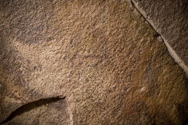 Duvardaki kahverengi taşın dokusu.