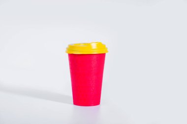 Sarı plastik kapaklı kırmızı kağıt bardak..