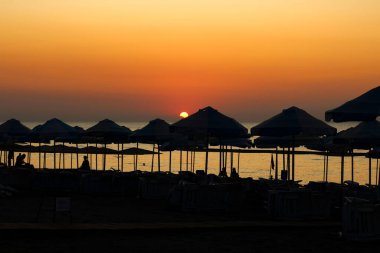 Denizin üzerinde gün batımı, Türkiye.