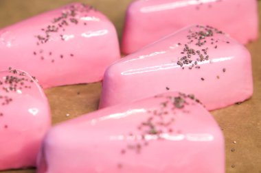 Pembe kremalı kekler..