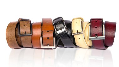 Birçok farklı renkte deri kemerler yatay olarak yan yana yerleştirilir..