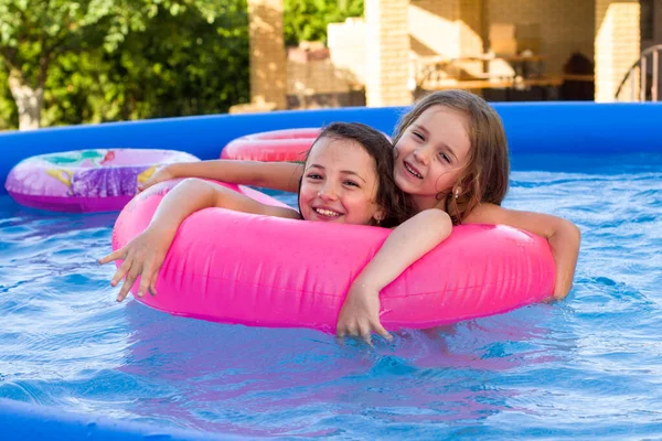 两个小女孩在游泳池里游泳 — 图库照片