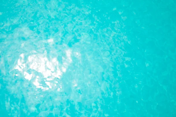 在蓝色池水中反射太阳 — 图库照片