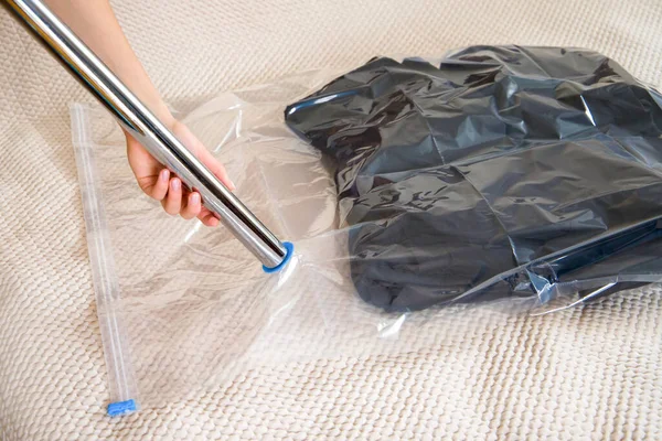 Vacuum bag for storing clothes, vacuuming process.