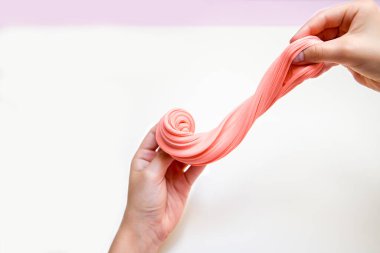 Çocuk elleri sümüklü oyuncaktan gül yapar. Seçici odak.