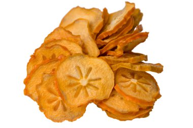 Kesme yolu ile beyaz arkaplanda izole edilmiş kurutulmuş hurma dilimleri