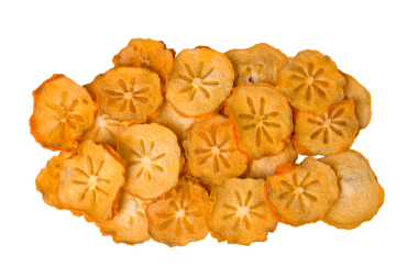 Kesme yolu ile beyaz arkaplanda izole edilmiş kurutulmuş hurma dilimleri