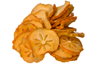 Kesme yolu ile beyaz arkaplanda izole edilmiş kurutulmuş hurma dilimleri