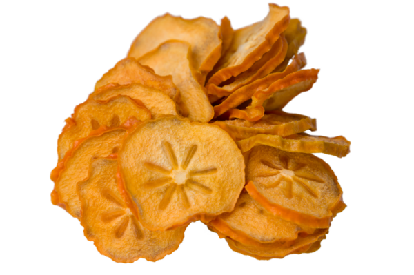 Kesme yolu ile beyaz arkaplanda izole edilmiş kurutulmuş hurma dilimleri