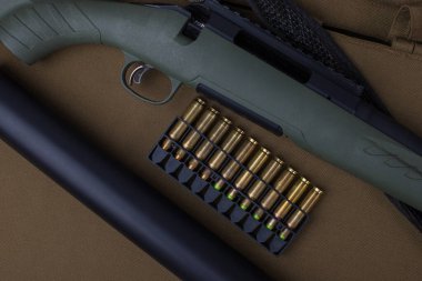 Haki arka planda av tüfeği ve cephane..