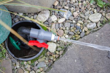 Sulama sistemi püskürtme işlemi. Sulama valfi kutusu.