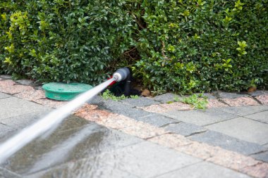 Sulama sistemi püskürtme işlemi. Sulama valfi kutusu.