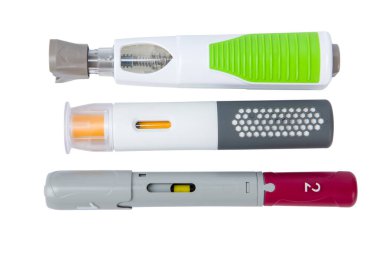 öndoldurulmuş enjeksiyon kalemi beyaza izole edildi