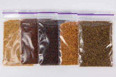 Tohumların beyaz arka planda plastik torbaya konması, üst görünüm