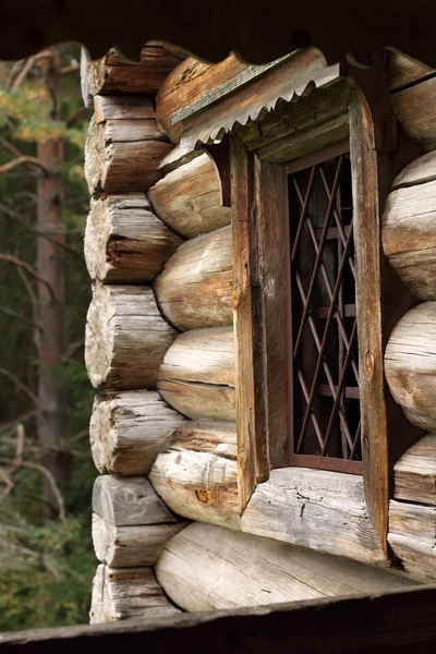 Παράθυρο με κιγκλίδωμα σιδήρου σε μια αρχαία ξύλινο σπίτι — Φωτογραφία Αρχείου