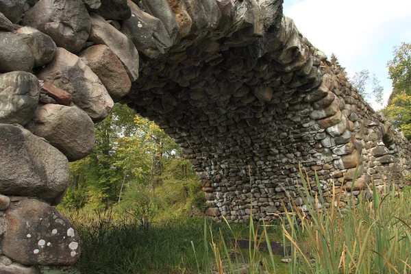 Antik taş köprü, alttan görünüm