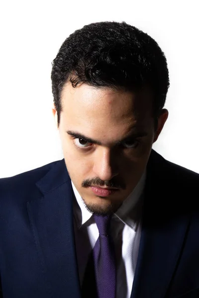 Mavi takım elbiseli ve siyah kravatlı adam kameraya meydan okuyor. Beyaz arka plan. iş dünyası konsepti