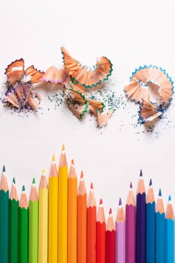 Üst Manzara. Renkli kalemler, beyaz arkaplanda, histogram şeklinde yan yana ve renkli çiplerin bulunduğu yukarı doğru uzanıyor. Boşluğu kopyala.