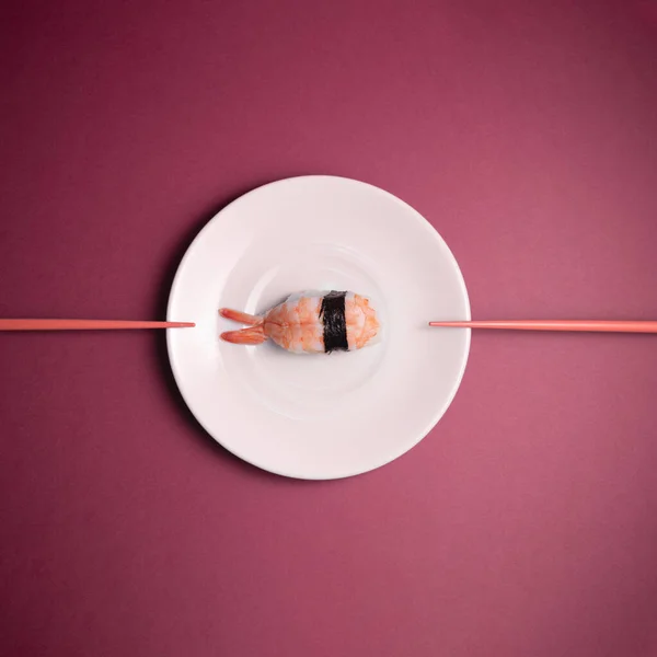 Vista Superior Sushi Camarão Uma Placa Branca Com Pauzinhos Apontando — Fotografia de Stock