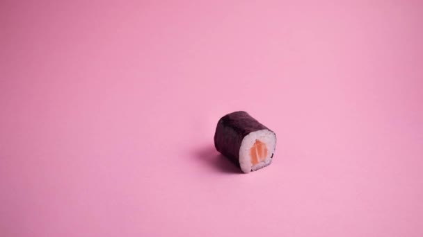 Detener Movimiento Del Rollo Sushi Girando Sobre Mismo — Vídeo de stock